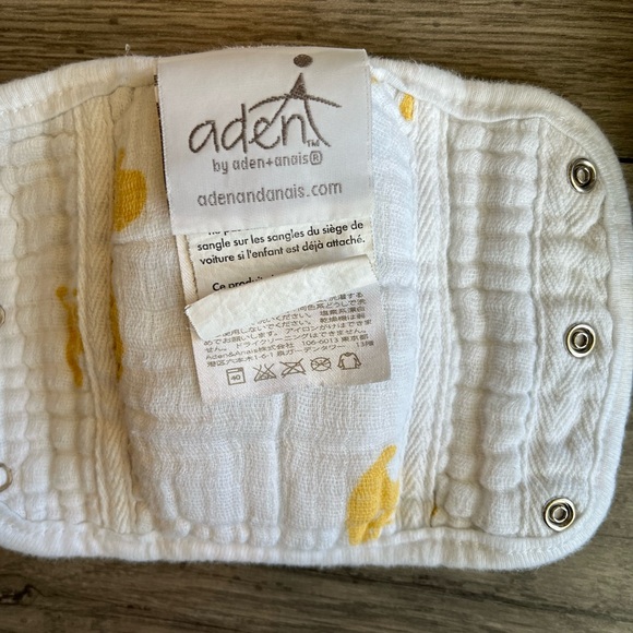 Aden + Anais Essentials Cotton Muslin Strap Covers 2 Pack White Yellow Giraffes - Picture 3 of 5